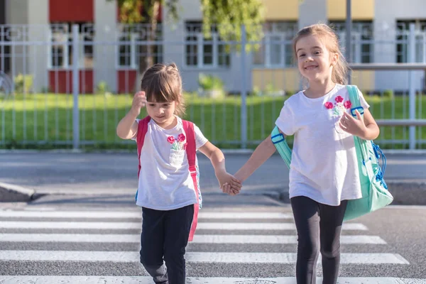 De volta ao conceito de educação escolar com garotas, garanhão elementar — Fotografia de Stock