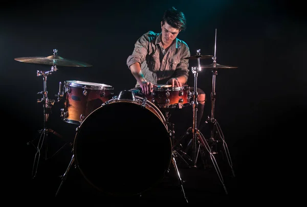 Músico tocando bateria, fundo preto e bela suave ligh — Fotografia de Stock