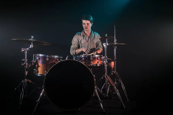 Musicien jouer de la batterie, fond noir et belle douce ligh — Photo