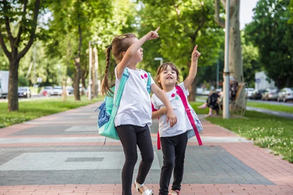 Ritorno a scuola concetto di istruzione con i bambini ragazza, stallone elementare — Foto Stock