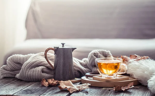 Natura morta autunno accogliente con una tazza di tè — Foto Stock