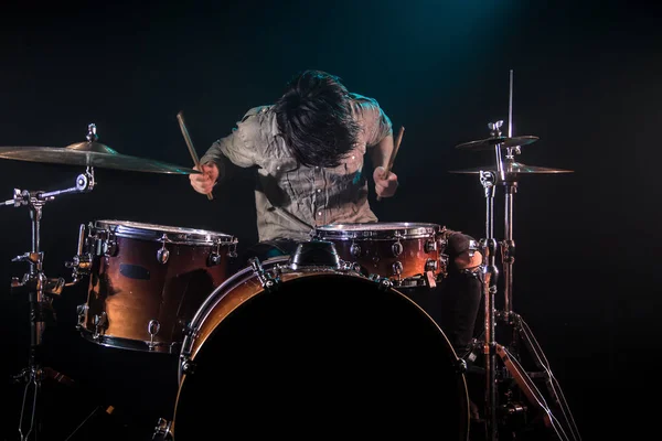 Músico tocando bateria, fundo preto e bela suave ligh — Fotografia de Stock