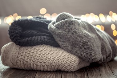 Noel ışıkları üzerinde kış kazak ahşap ta evde bokeh