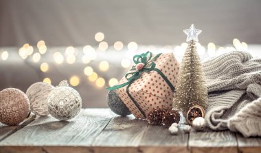 Evde Noel ışıkları bokeh üzerinde Noel ağacı süslemeleri o