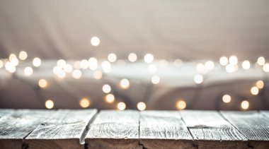 Fe üzerinde boş ahşap masa üstü ile Noel tatil arka plan