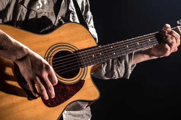 Gitarist, müzik. Genç bir adam bir blac üzerinde akustik gitar oynar — Stok fotoğraf