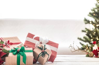 Noel ışıkları ve Noel t üzerinde Noel hediyeleri Yığını