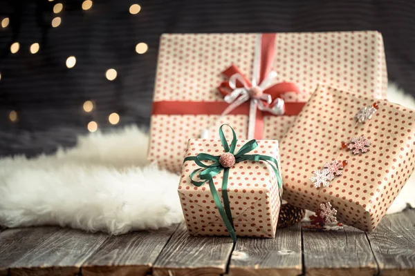 Rahat halı üzerinde koyu arka plan üzerinde Noel ışıkları ve Noel ağacı üzerinde Noel hediyeleri. Noel süsleri — Stok fotoğraf