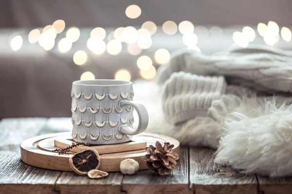 Tazza di caffè sopra le luci di Natale bokeh in casa sul tavolo di legno w — Foto Stock