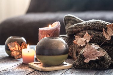 Yatakta natürmort sahnesinde rahat sonbahar sabah kahvaltısı. Buharda 