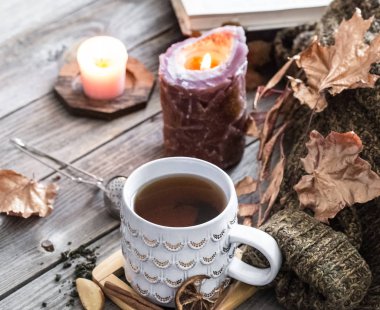 Yatakta natürmort sahnesinde rahat sonbahar sabah kahvaltısı. Buharda 