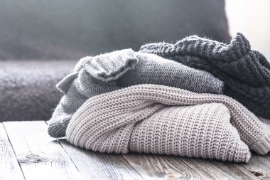 Yatakta natürmort sahnesinde rahat sonbahar sabah kahvaltısı. Buharda 