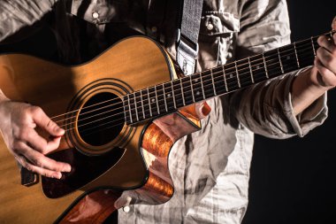 Gitarist, müzik. Genç bir adam bir blac üzerinde akustik gitar oynar
