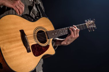 Gitarist, müzik. Genç bir adam bir blac üzerinde akustik gitar oynar