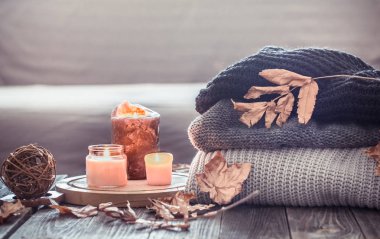 Mumlar ve bir kazak ile rahat sonbahar natürmort