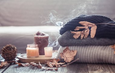 Mumlar ve bir kazak ile rahat sonbahar natürmort