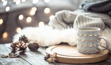 Noel ışıkları üzerinde kahve bardağı ahşap masa w evde bokeh