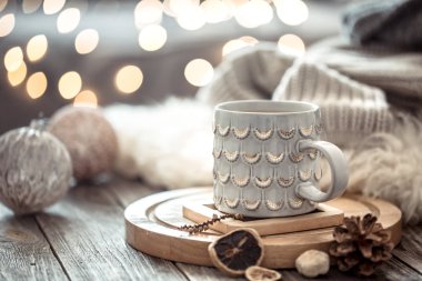 Noel ışıkları üzerinde kahve bardağı ahşap masa w evde bokeh