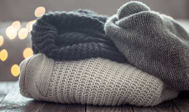 Noel ışıkları üzerinde kış kazak ahşap ta evde bokeh