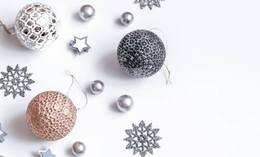 Beyaz arka plan izometrik Noel veya yeni yıl aksesuarları 