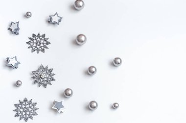 Beyaz arka plan izometrik Noel veya yeni yıl aksesuarları 