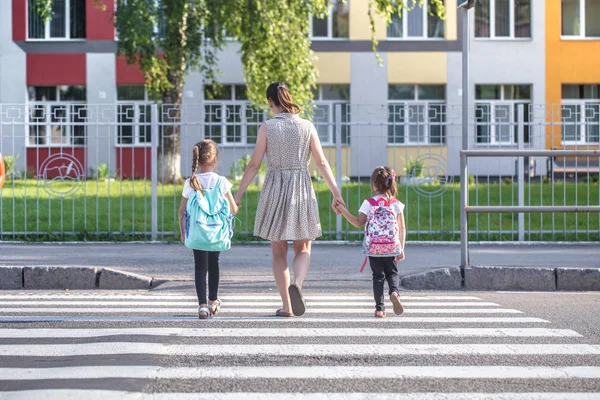 Regreso al concepto de educación escolar con niñas, semental elemental — Foto de Stock