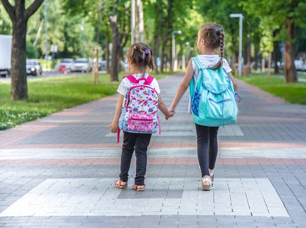 女の子、小学校スタッドと学校教育の概念に戻る — ストック写真