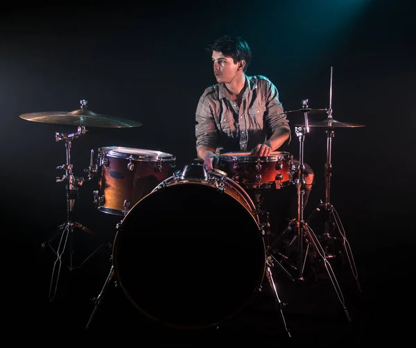 Músico tocando bateria, fundo preto e bela suave ligh — Fotografia de Stock