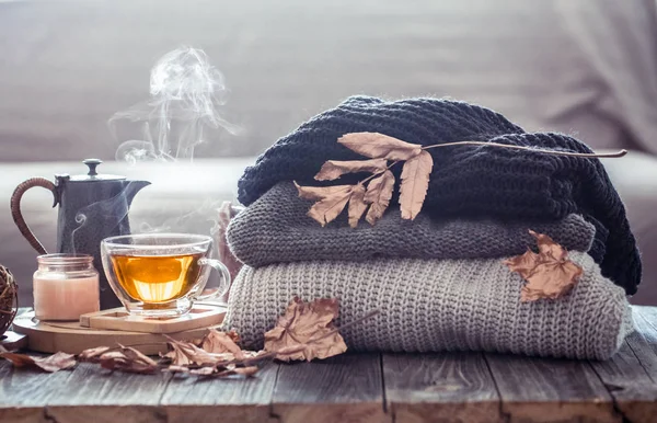 Rahat sonbahar bir fincan çay ile natürmort — Stok fotoğraf
