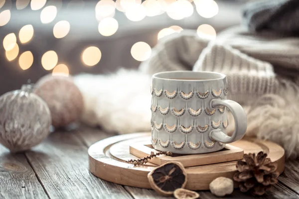 咖啡杯在圣诞节灯散景在家里的木桌上w — 图库照片