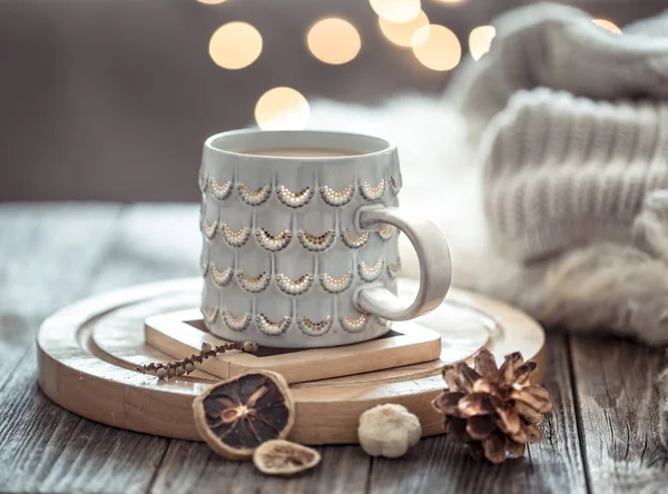 Xícara de café sobre luzes de Natal bokeh em casa na mesa de madeira w — Fotografia de Stock