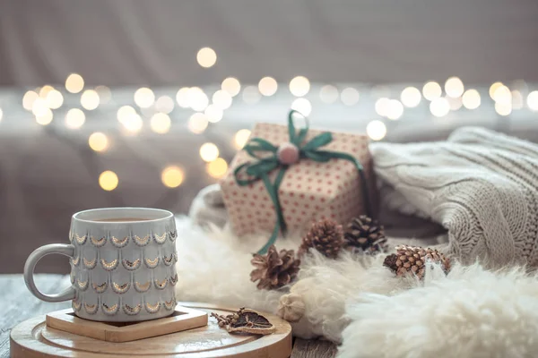 Noel ışıkları üzerinde kahve bardağı ahşap masa w evde bokeh — Stok fotoğraf