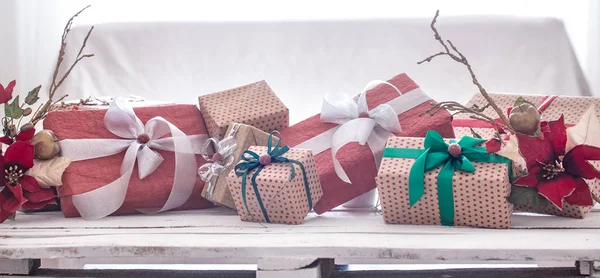 Montón de regalos de Navidad sobre fondo claro en mesa de madera —  Fotos de Stock