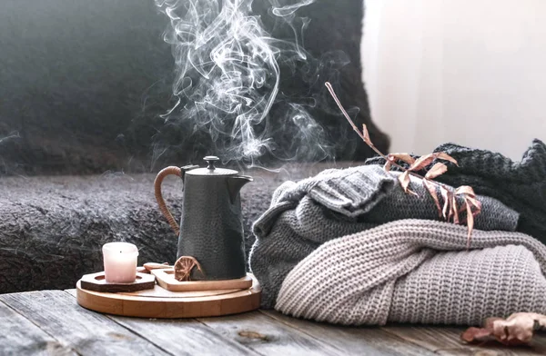 Mysig Höstmorgon frukost i sängen stilleben scen. Ångande kopp hett kaffe, te stående nära fönstret. Falla. — Stockfoto