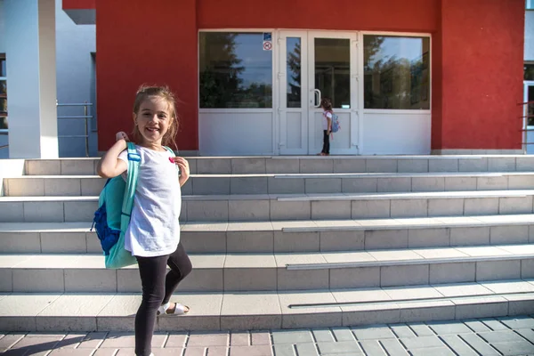 De volta ao conceito de educação escolar com garotas, alunos do ensino fundamental, carregando mochilas indo para a aula — Fotografia de Stock