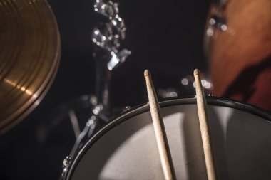 Close-up Drum spot arka planında karanlık bir odada ayarlayın. Rock veya caz davul çalmanın atmosferik arka plan sembolü.