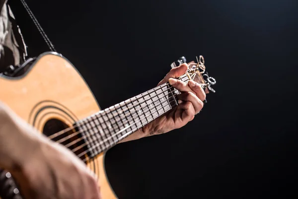 Gitarist, müzik. Genç bir adam siyah bir izole arka planda akustik gitar çalar — Stok fotoğraf