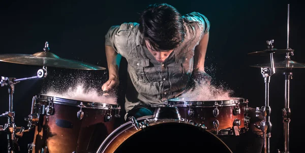 Músico tocando bateria com salpicos, fundo preto com luz suave bonita — Fotografia de Stock