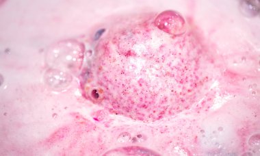 Aydınlık banyo bombası suda çözünür .