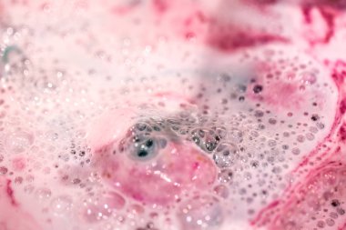 Aydınlık banyo bombası suda çözünür .