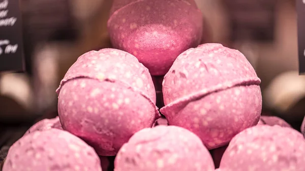 Tienda de cosméticos naturales, bombas de sal para un baño —  Fotos de Stock