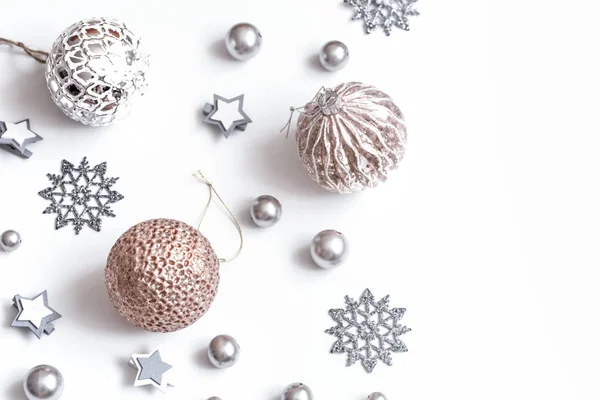 Acessórios de Natal ou Ano Novo em fundo branco vista isométrica. Férias, presentes, fundo, lugar para texto, flatlay — Fotografia de Stock