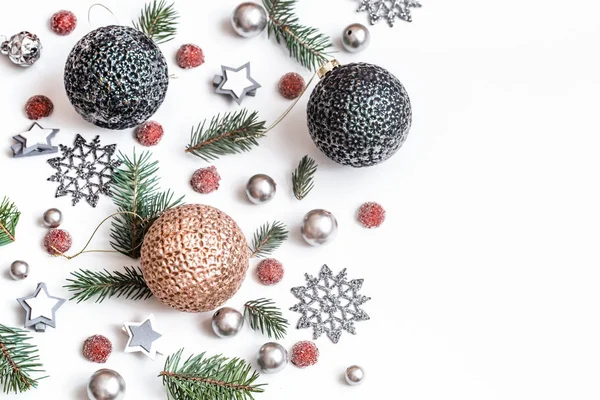 Natale o Capodanno accessori su sfondo bianco vista isometrica. Vacanze, regali, sfondo, luogo di testo, flatlay — Foto Stock