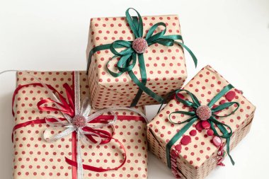 Zanaat kağıt sarılmış ve satan kurdeleler ile süslenmiş çeşitli hediye kutuları Noel kompozisyonu. Üst görünüm, düz yatıyordu. Beyaz arka plan.