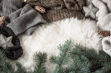 Noel geçmişi. örme kazak ve hafif bir arka plan üzerinde noel dekorasyon, üst görünümü. Natürmort