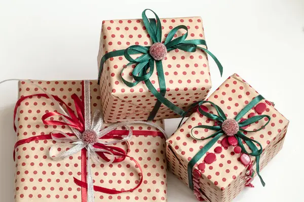 Karácsonyi összetétele különböző díszdobozok csomagolva kézműves papír és díszített szatén szalagot. Felülnézet, lapos feküdt. Fehér háttér. — Stock Fotó