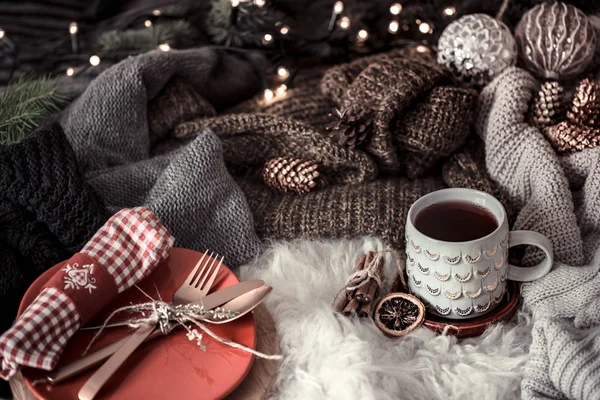 Matin de Noël confortable avec une tasse de thé au lit. Scène de nature morte avec des pulls. Une tasse de café chaud, du thé. Concept de Noël . — Photo