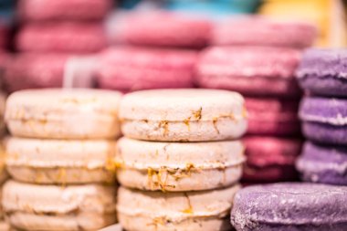 Dükkan tezgahında parlak el yapımı kozmetik