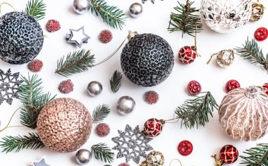 Noel kompozisyon. Hediyeler, köknar ağaç dalları, kırmızı süslemeleri