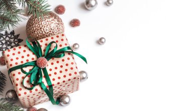 Noel kompozisyon. Hediyeler, köknar ağaç dalları, kırmızı süslemeleri